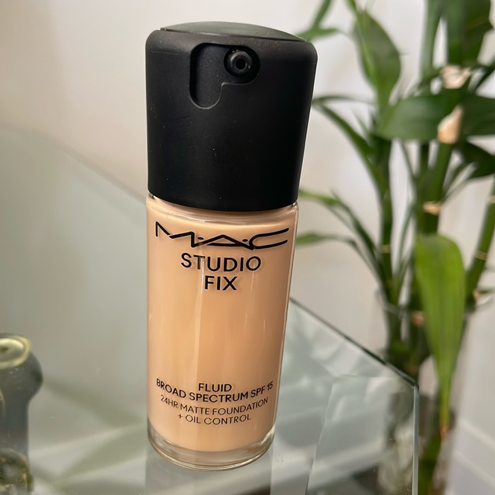 MAC NC18 Studio Fix Fluid Broad Spectrum SPF 15